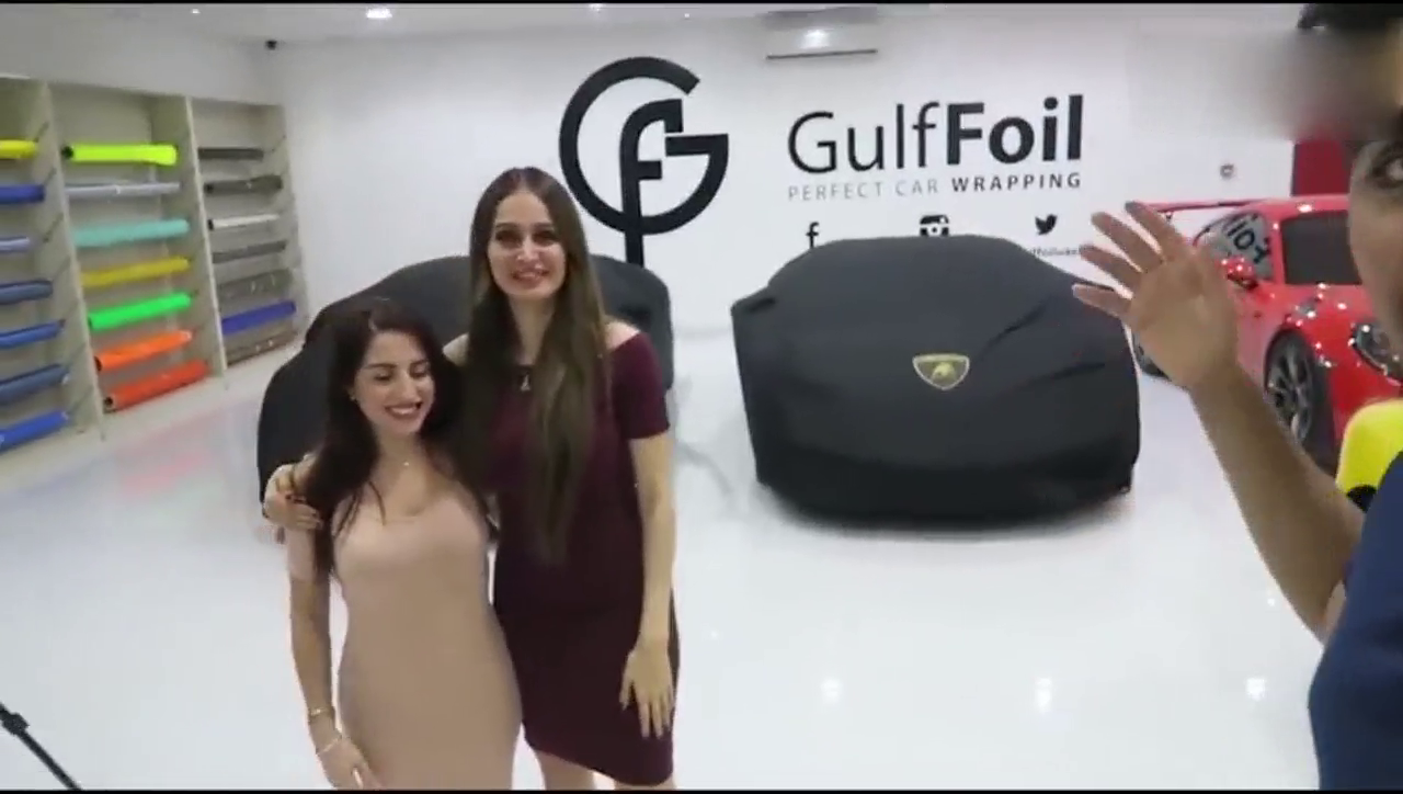 土豪送女友一人一辆跑车，美女见到车后尖叫不断