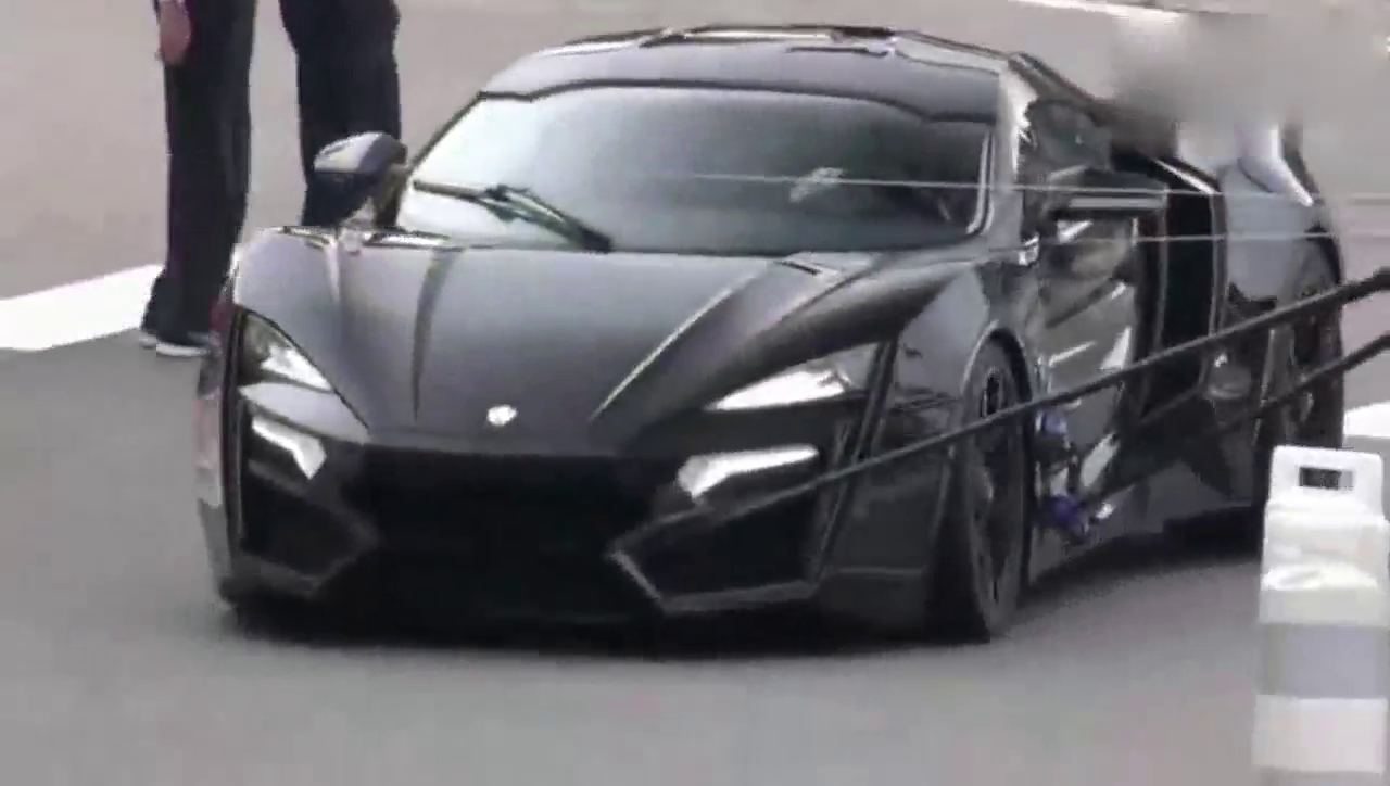 当9000万的跑车碰上减速带，车主：钱没白花！