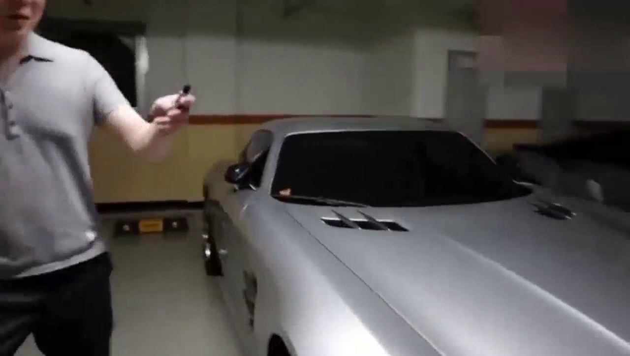 土豪花300万买的奔驰跑车，打开车门那一刻才是惊艳的开始！