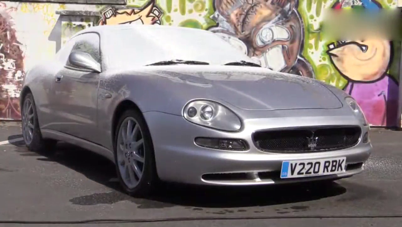 土豪是怎么清洗玛莎拉蒂跑车的？