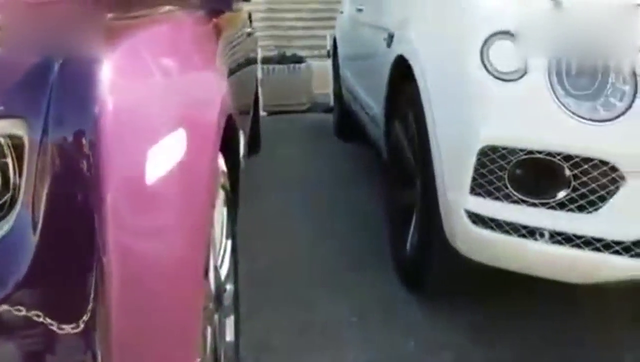 录劳斯莱斯幻影的时候，被保时捷跑车抢了风头