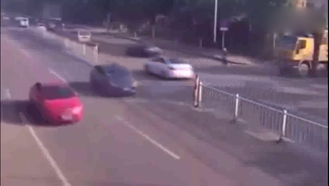 自行车男子走进卡车盲区，看到危险后第一时间并没有逃生，可惜！