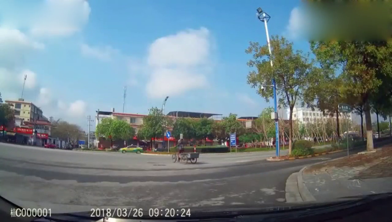 三轮车司机横穿马路，不料被出租车猛撞！