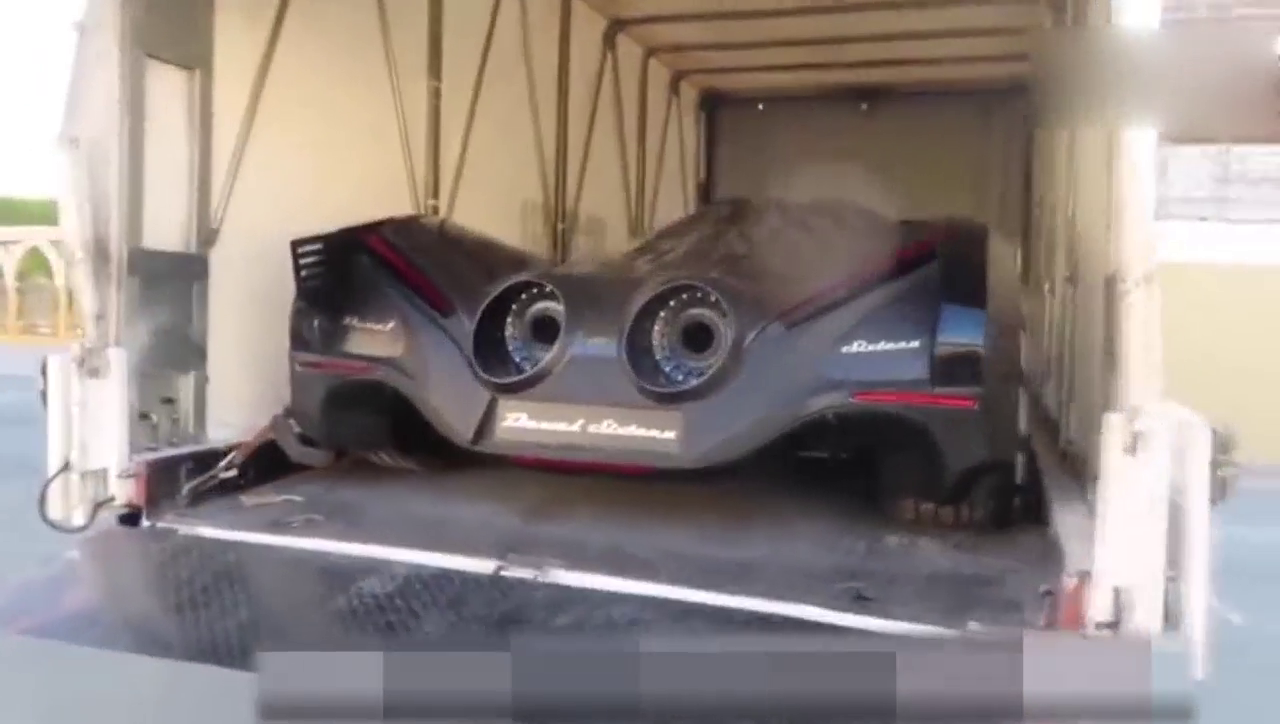 小伙花9000万定制的跑车刚刚到货，这车简直太漂亮了