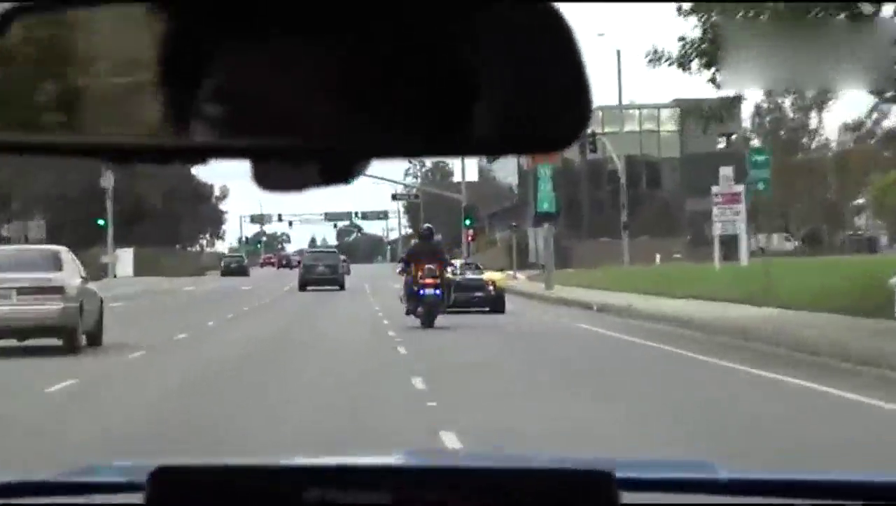 摩托车追着帕加尼跑车，结果跑车停下来，车主出来了