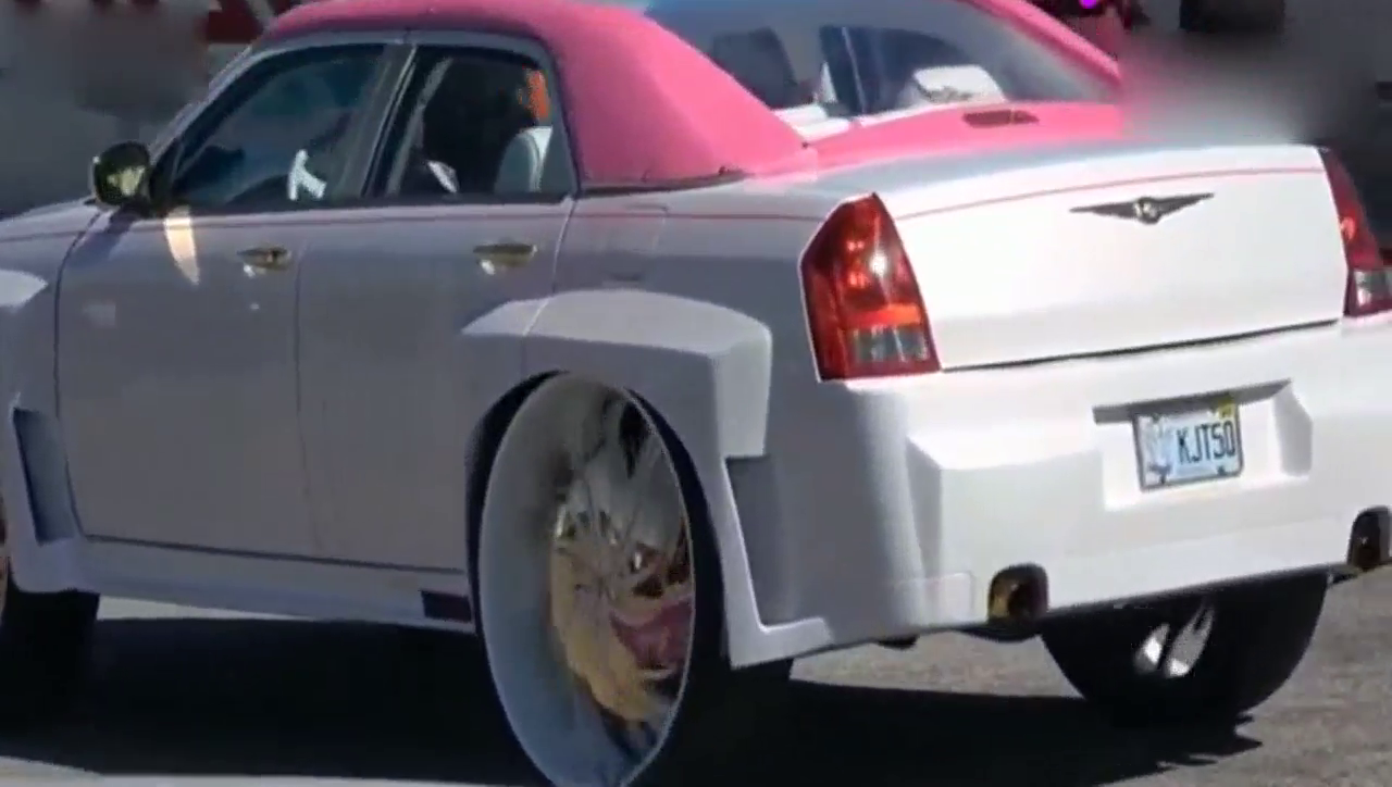 停车场偶遇百万改装车，车主内心是有多少女！