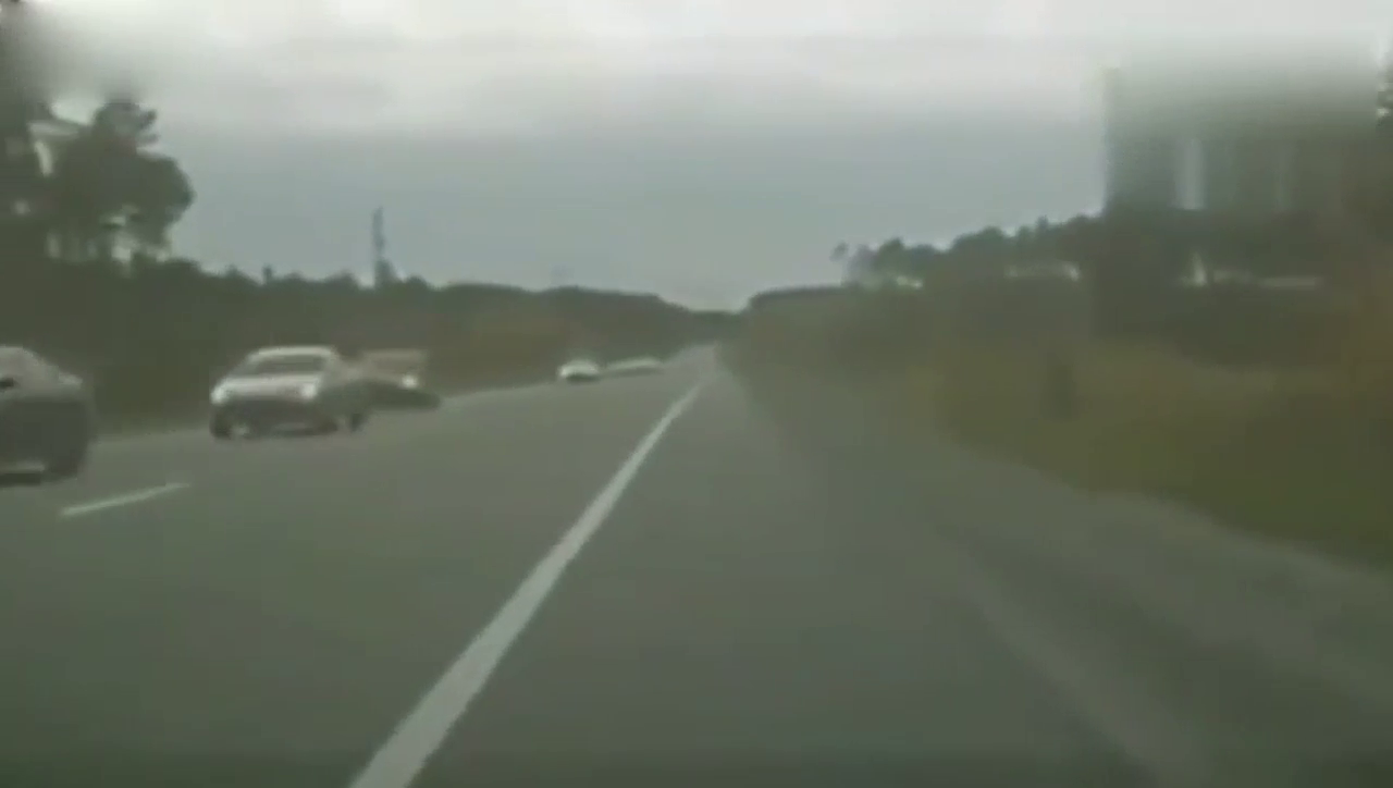 俩跑车路上飙车，另一辆瞬间被秒掉，更牛的是司机