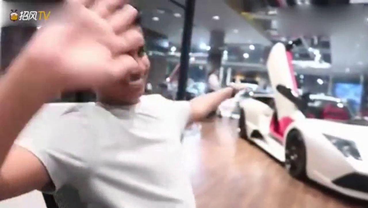 迪拜富二代买兰博基尼跑车 看到红色内饰和霸气中控后马上下单！