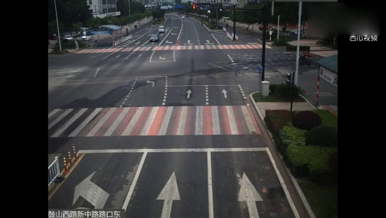 摩托车司机一脸蒙圈，就这样被出租车怼了