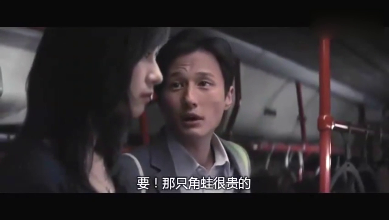 公交上竟遇到前男友和他老婆，可怜女孩让相邻跑车男动容