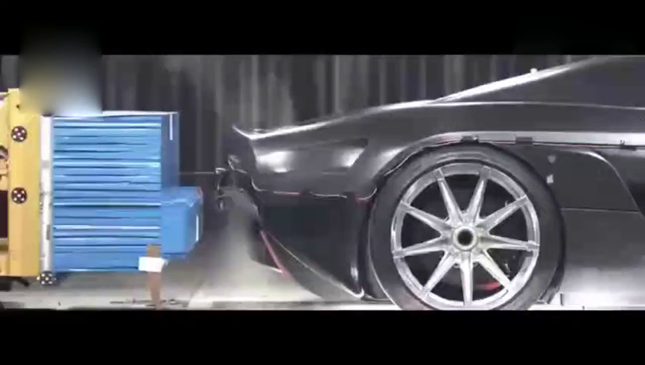 世界最快跑车柯尼塞格的碰撞试验，安全系数没注意光心疼这车啦