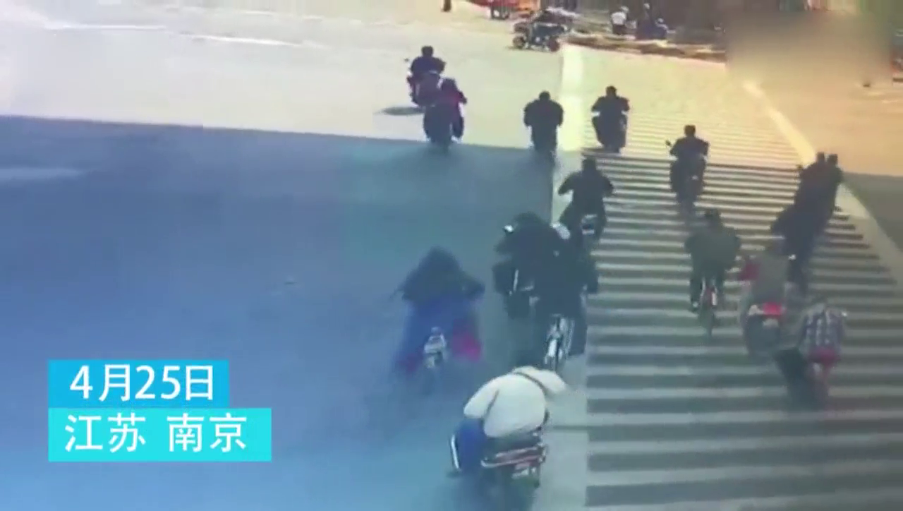 轿车疯狂顶行电动车撞灯柱，骑车人身亡