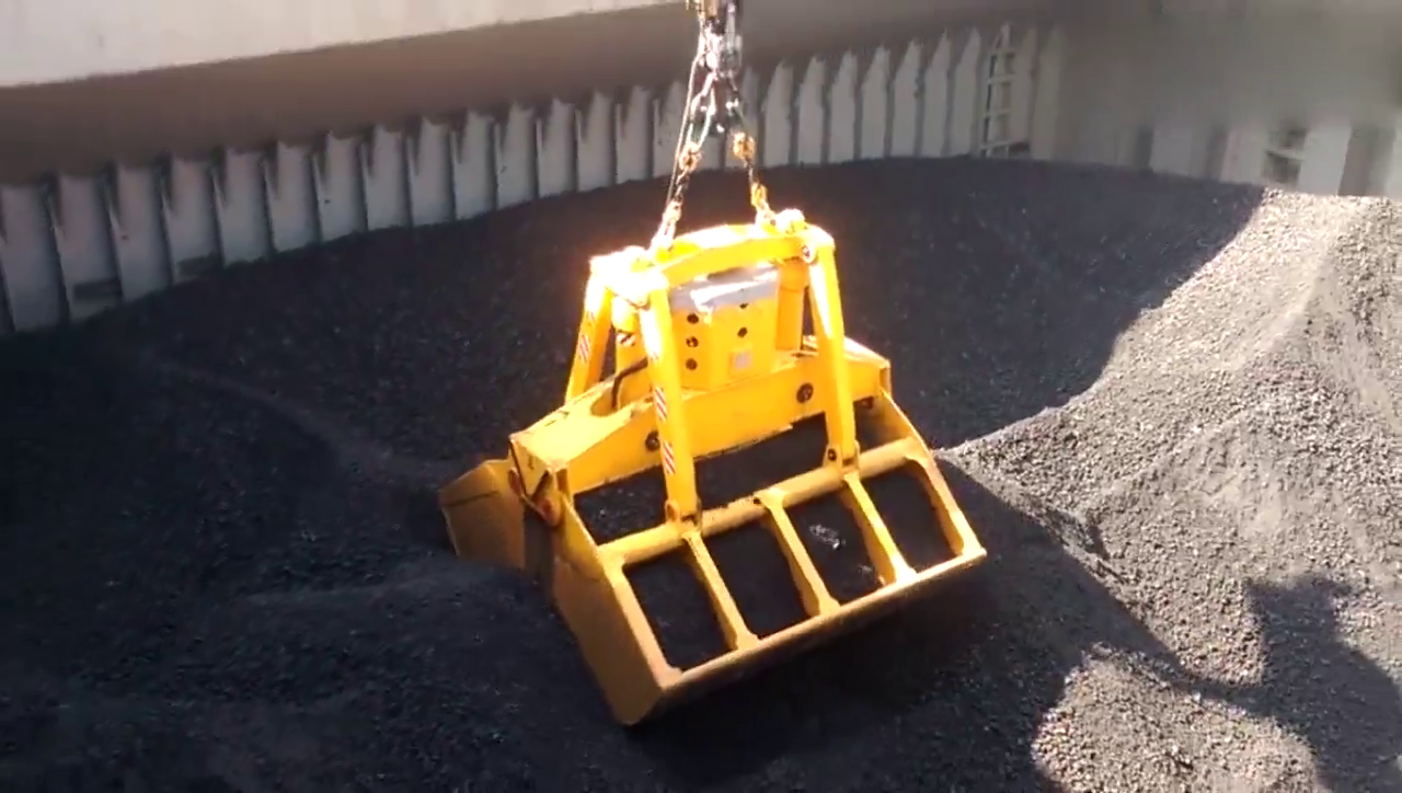 利勃海尔GOVEN抓斗把煤炭装载到卡车上，一勺就一车