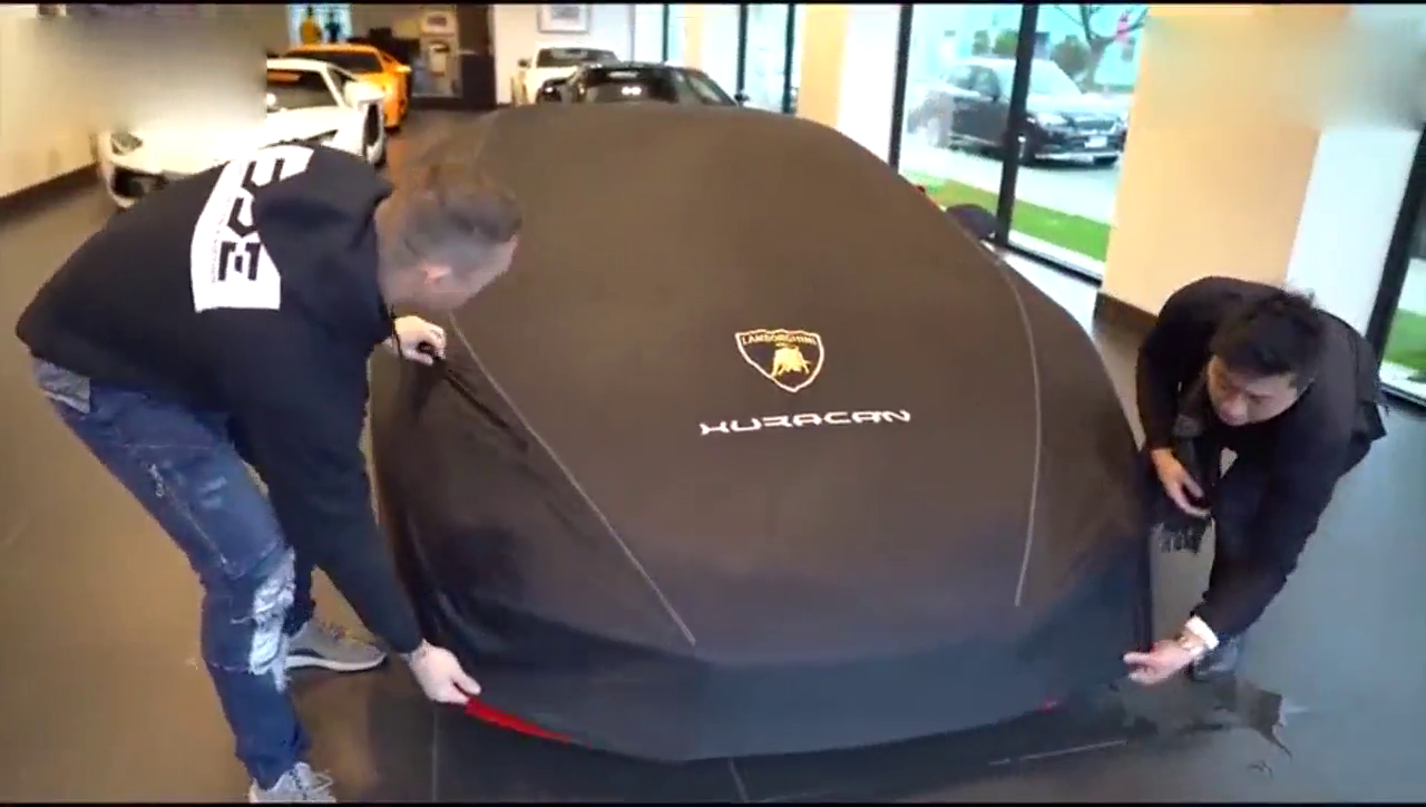 兰博基尼跑车的遮车布被拉开，太炫酷了！