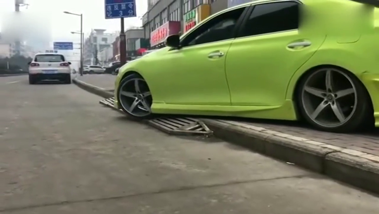 这车改装得不错，有点跑车的样子！