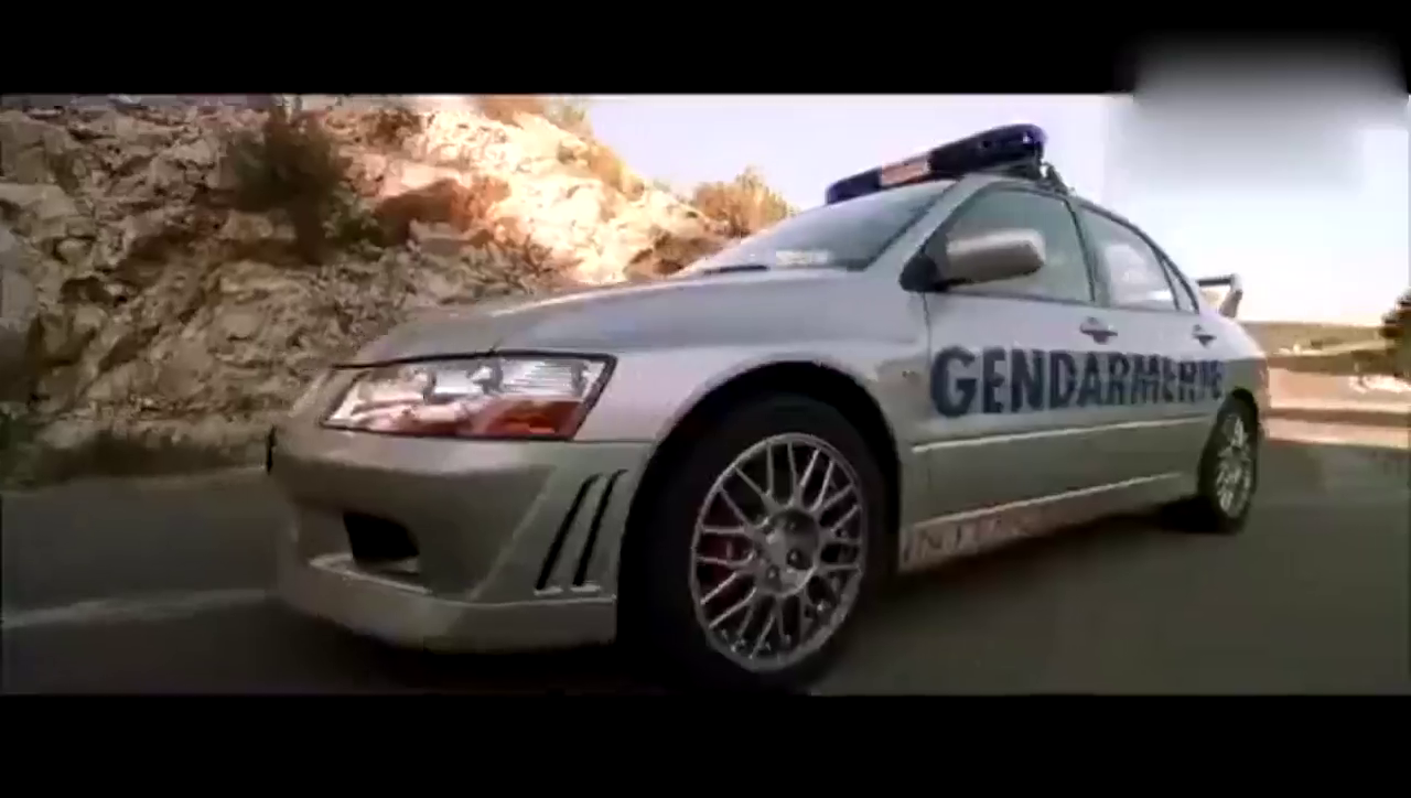 交警为逮出租车超速，专门买了辆跑车，谁知出租车跑得比高铁还快