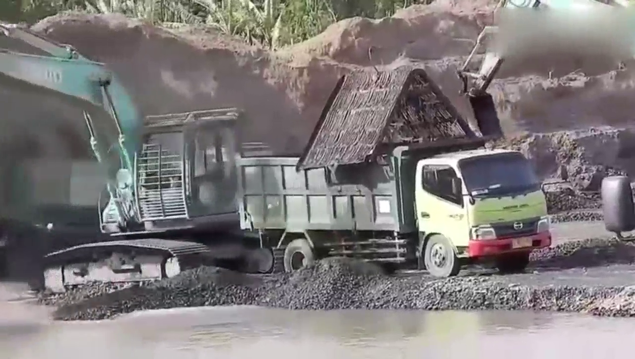 新手开挖掘机装车，装太多了把卡车压坏了，尴尬了！