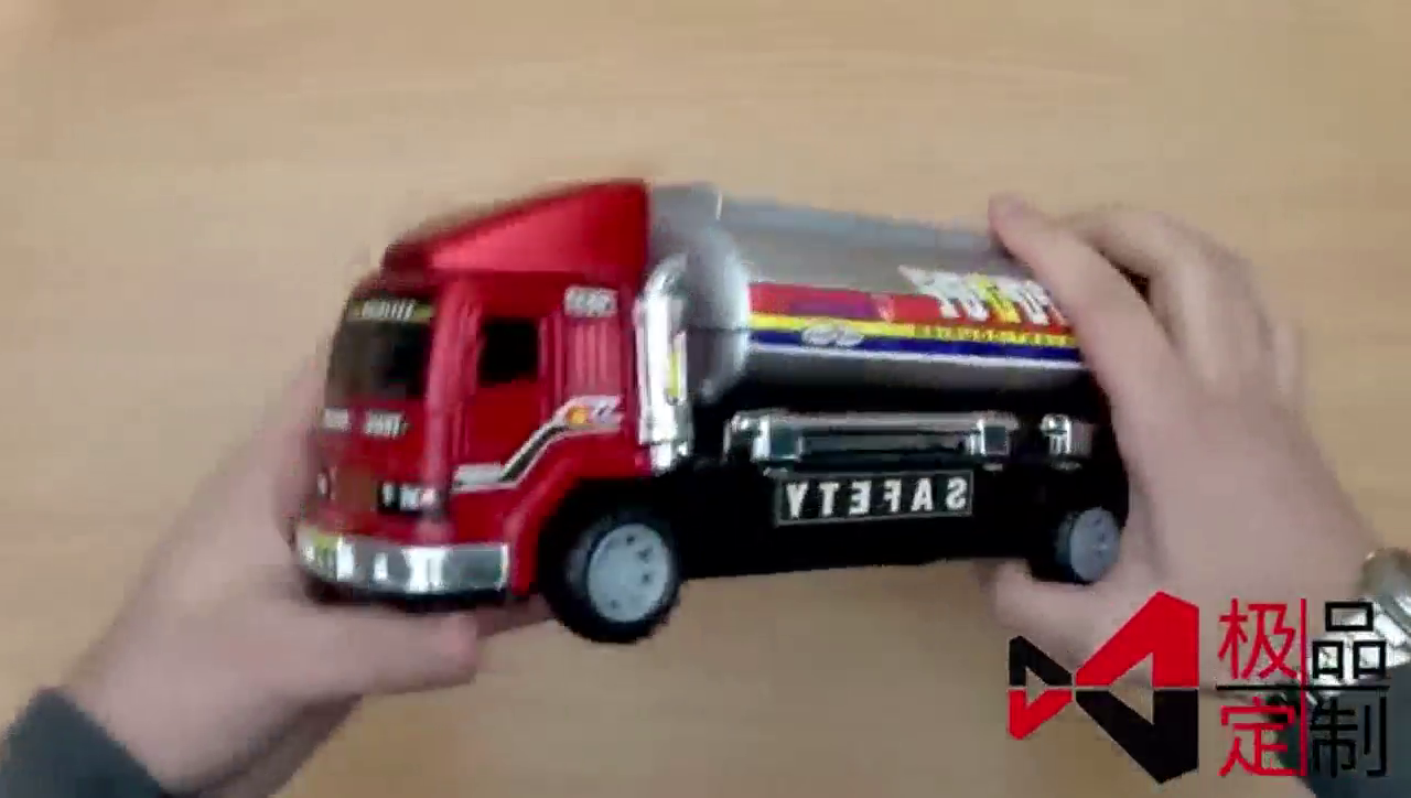 牛人用烟花自制火箭动力小卡车！