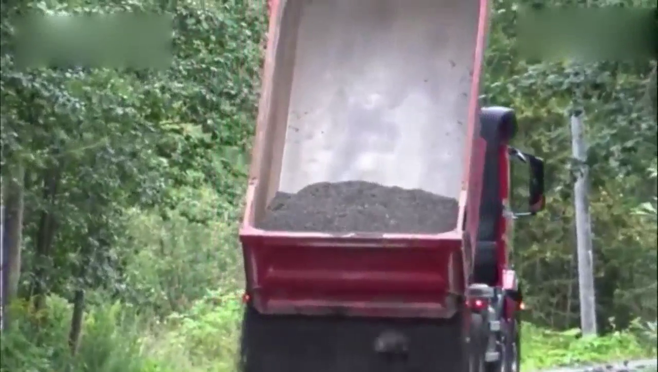 卡车与铲车在一起铺路，真的是合作愉快