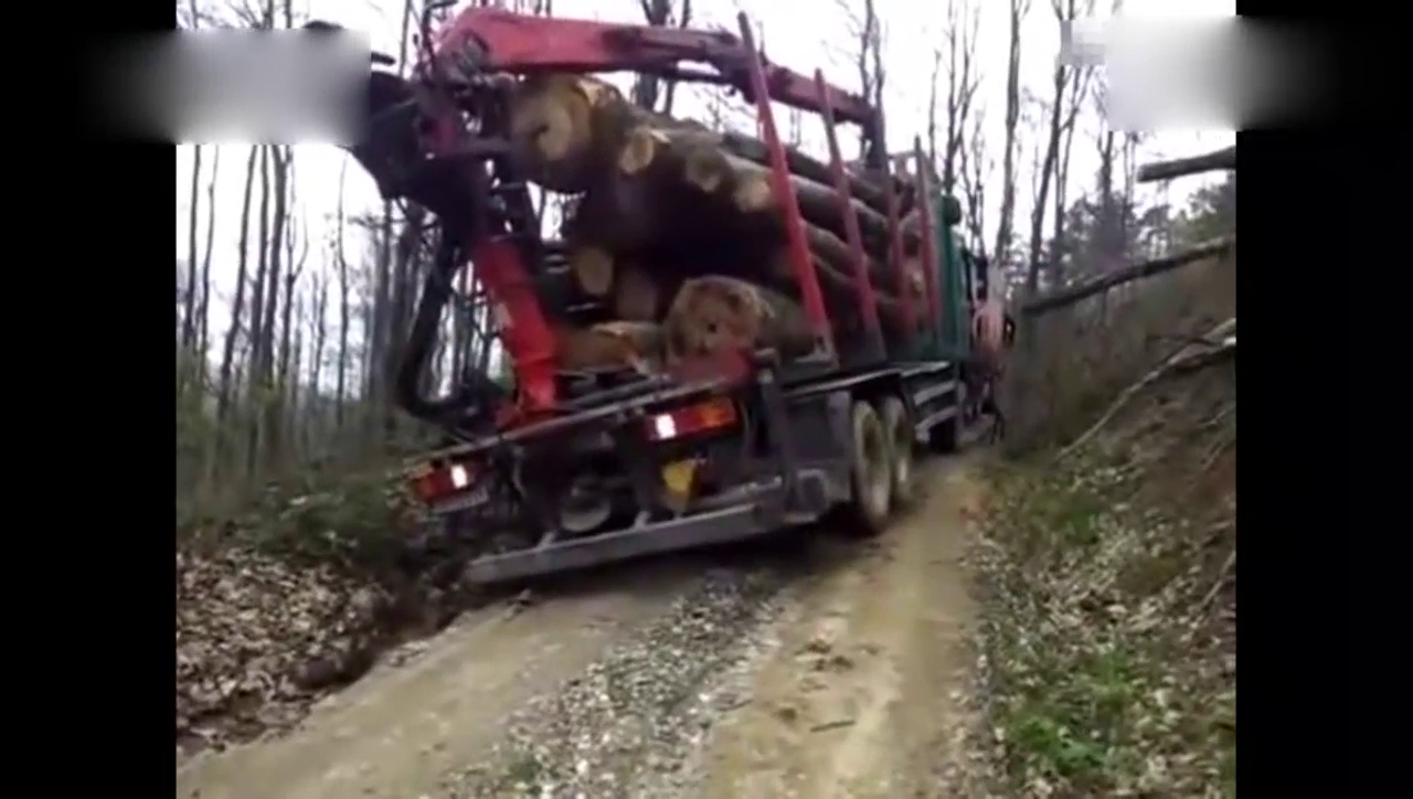 卡车运输木头陷车