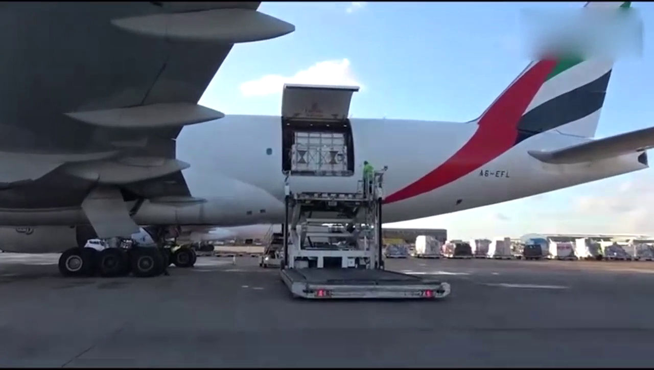 机舱打开的那一瞬间，自己来感受一下什么才叫超级跑车