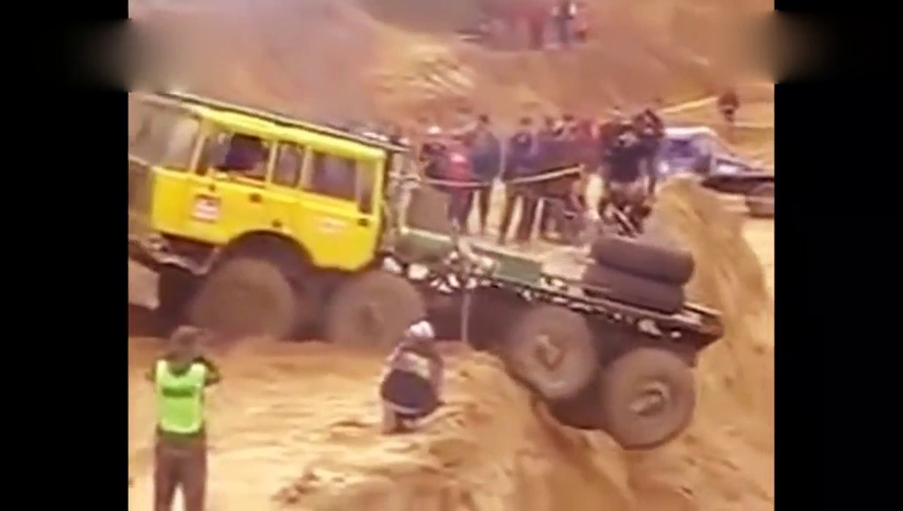 卡车这样子卡在路上，让人看着心疼，进退都不是