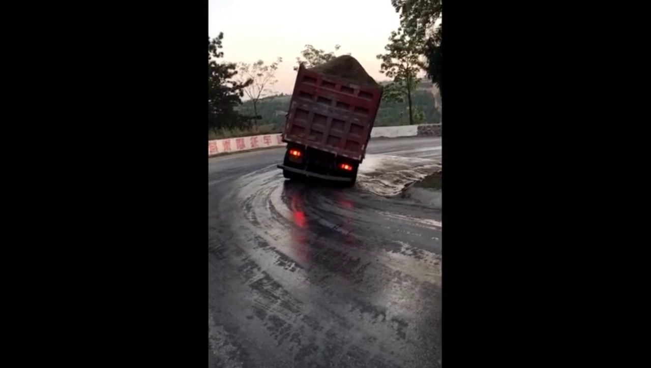 卡车用一只手一推就倒了