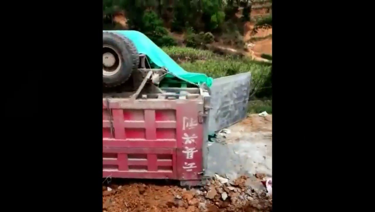 卡车翻沟里了