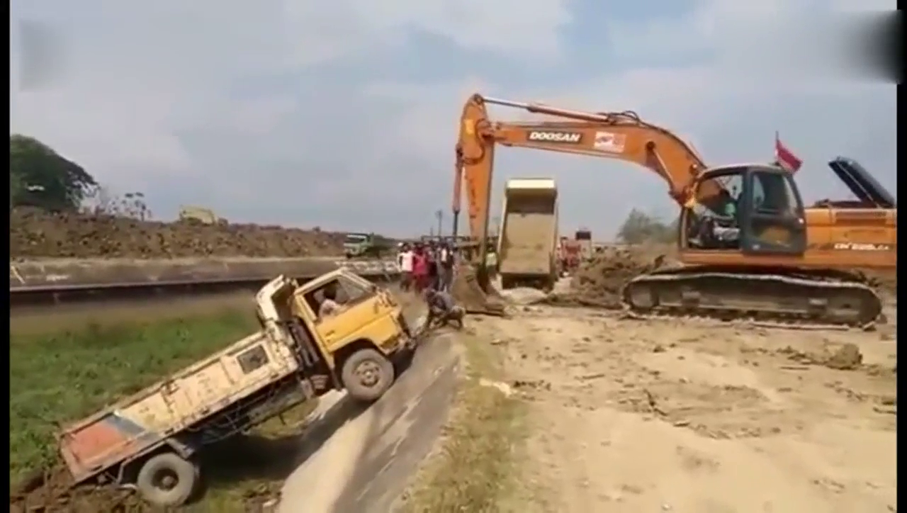 卡车卸个货掉坑里面，挖掘机用一只手就把卡车拉上来