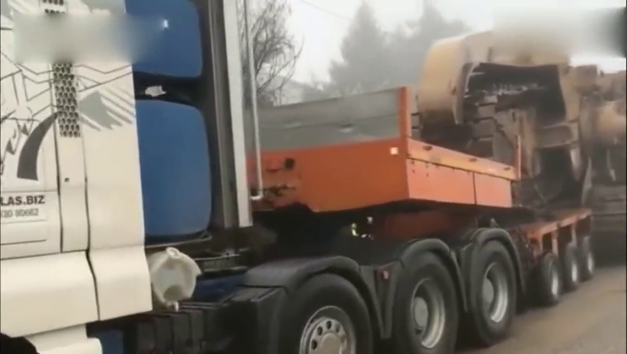 卡车背着挖沟机上山，真的是精疲力尽的走每一步