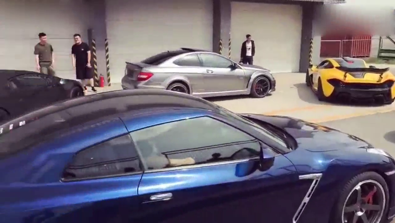 某城市富二代们集体聚会，道路旁边停满了各种高性能跑车