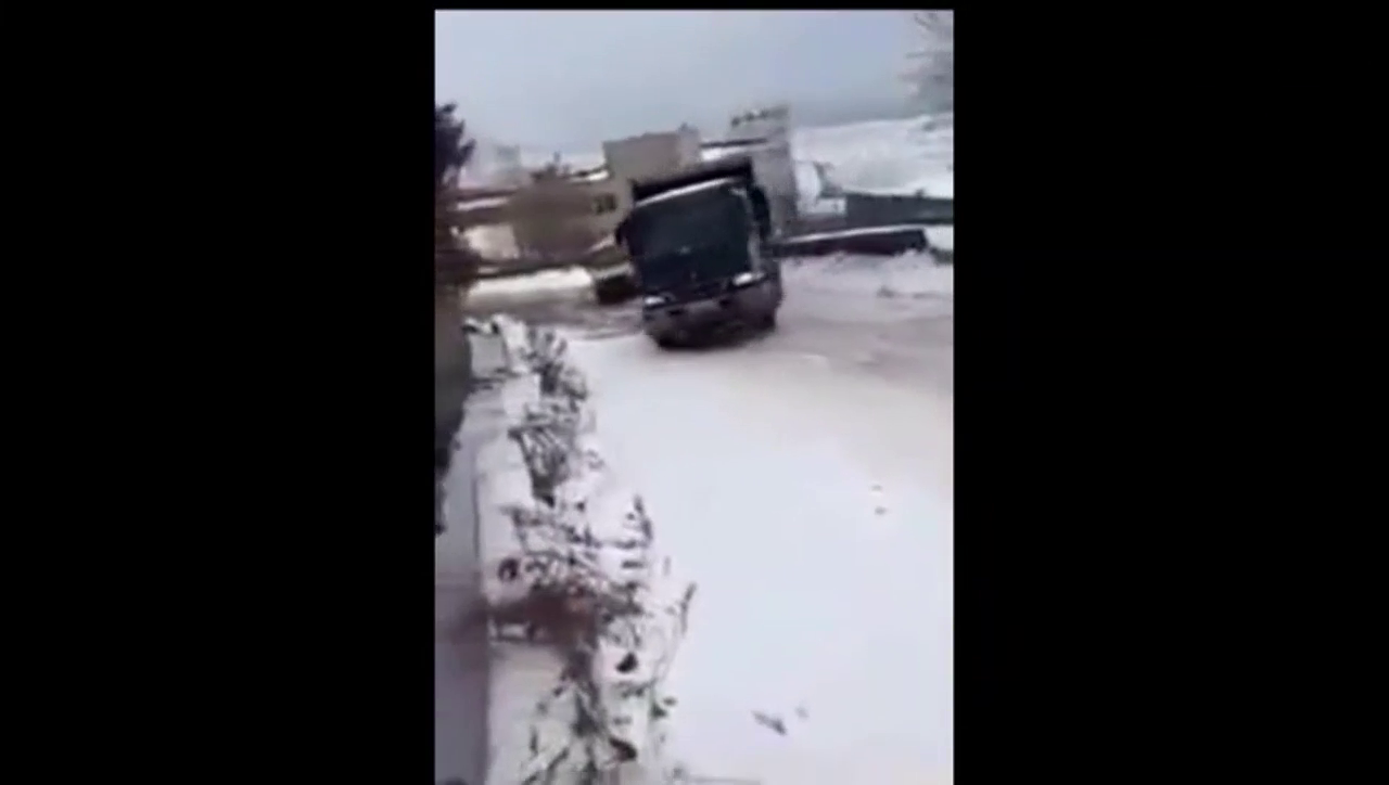 卡车遇到雪，真的是头大，爬上去滑下来