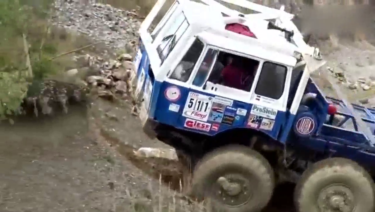 牛人爆改1000马力8×8卡车，爬坡跟玩似的，悬挂性能碉堡了