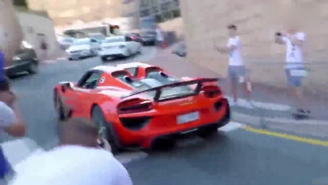 价值1800W的阿波罗跑车出街，前面的保时捷918顿时黯然失色！