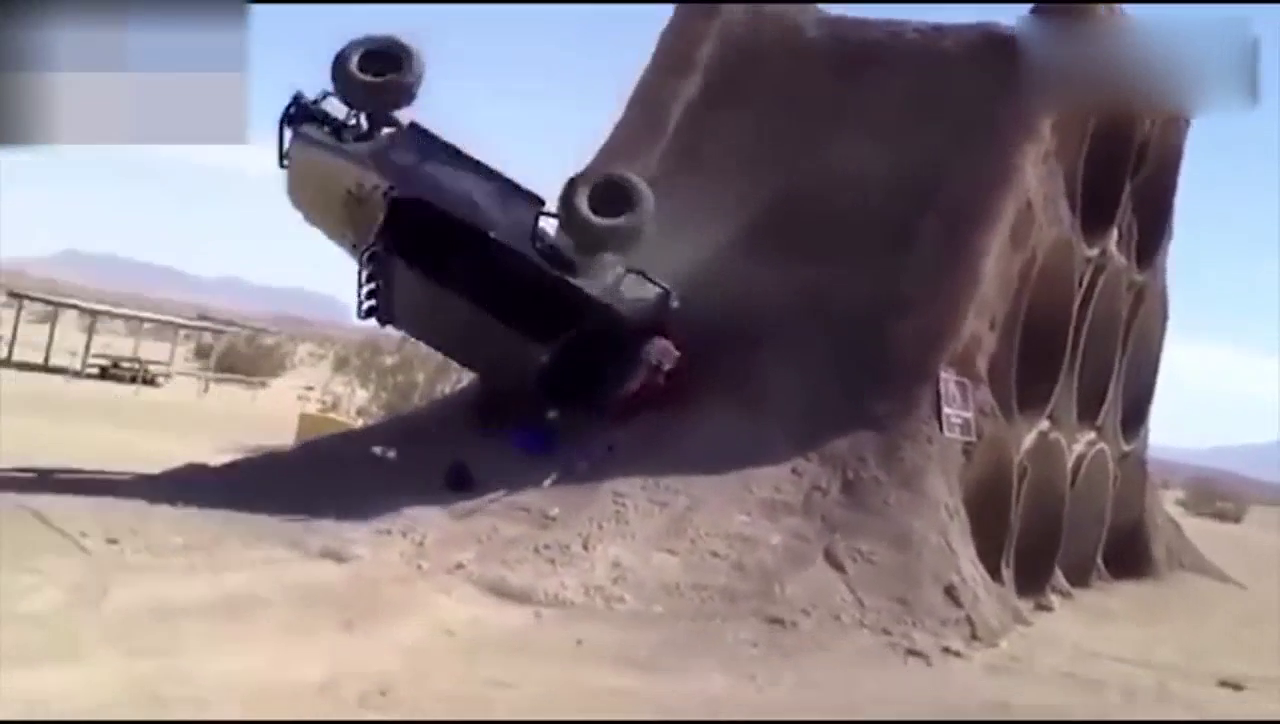 爬坡的那一瞬间，才会知道军用卡车是有多厉害