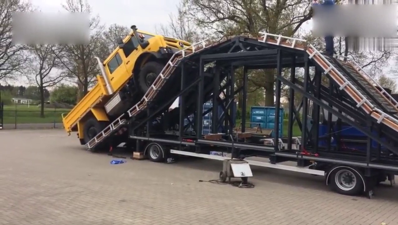 奔驰乌尼莫克越野卡车蠕行爬上陡坡