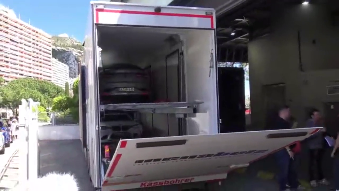 从一辆卡车上卸下一辆宝马的HAMANN赛车!