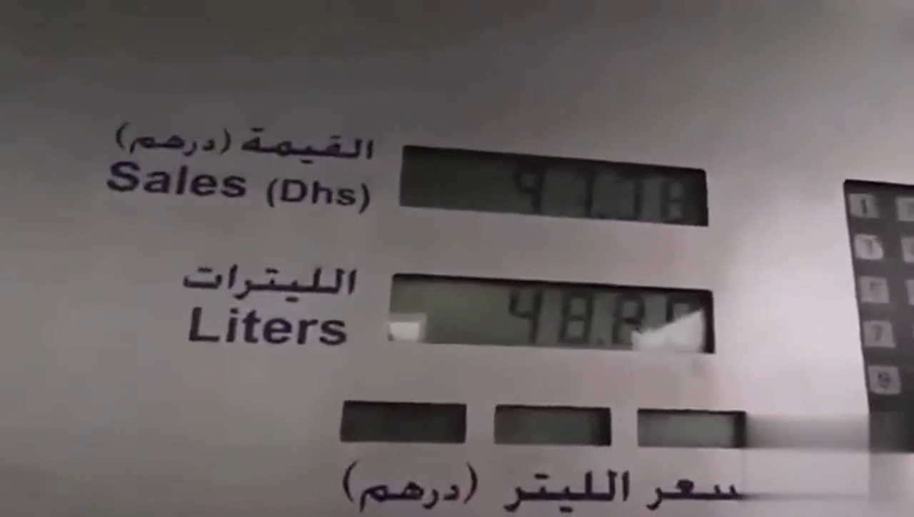 弟弟帮姐姐把法拉利跑车的油箱加满 姐姐坐上车就笑腻了！