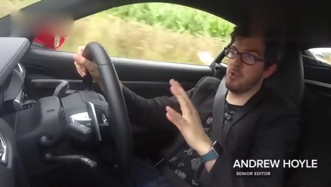 底盘下面可以放下跑车的房车 国外豪华A型房车