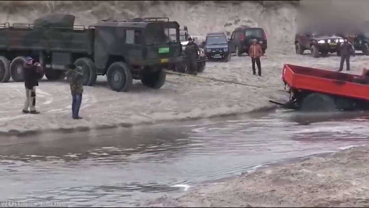 军用卡车的动力有多强悍，一脚油门下去你就懂了！