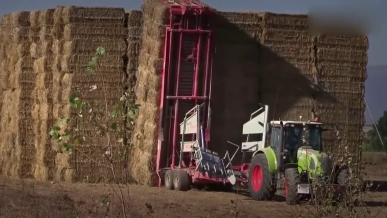 农业卡车稻草堆那么高，是不是很值钱啊