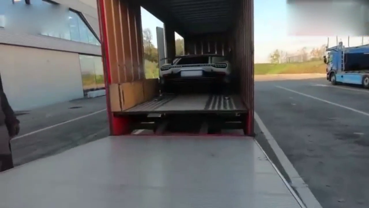 花费三千万买跑车送了一个神秘盒子，打开之后来看看什么才叫霸气