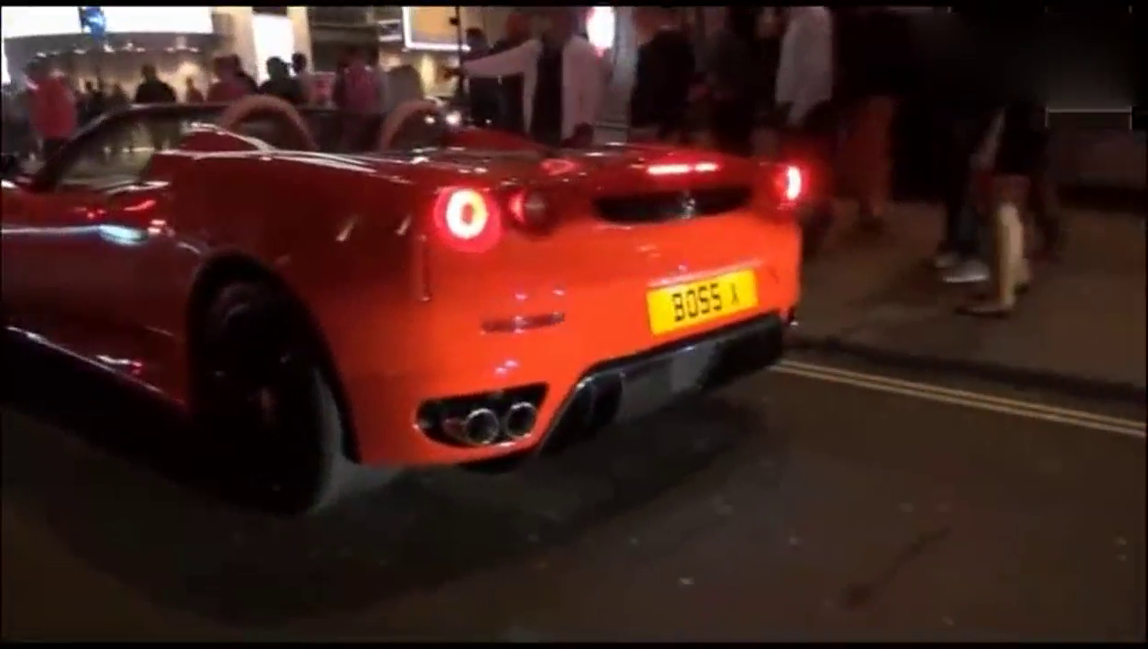 法拉利跑车被三辆重机摩托车前后夹击，车主瞬间蒙圈了！