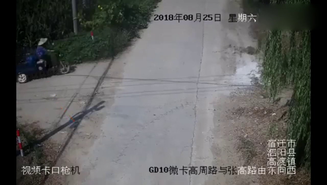 谁也不让谁, 三轮车和电动车就这样撞到了一起