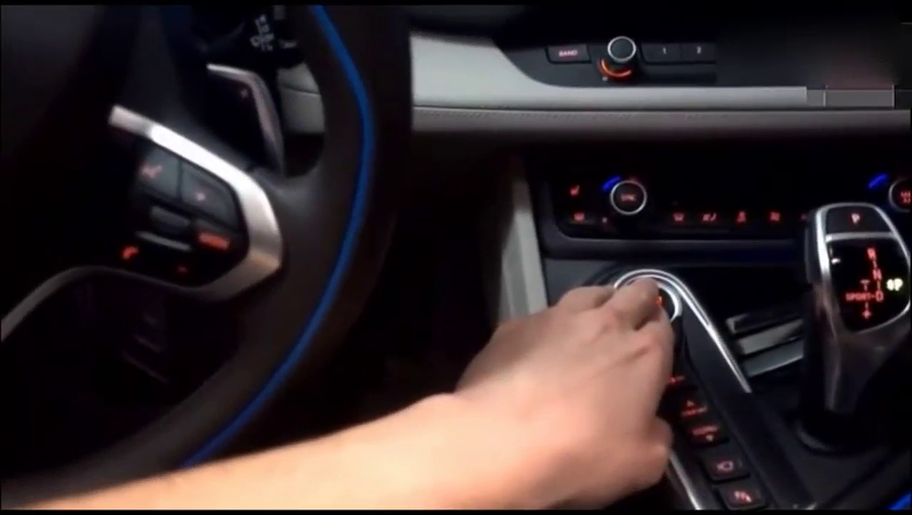 熊孩子给妈妈的宝马i8跑车放了一颗烟雾弹，5秒钟后好戏开始