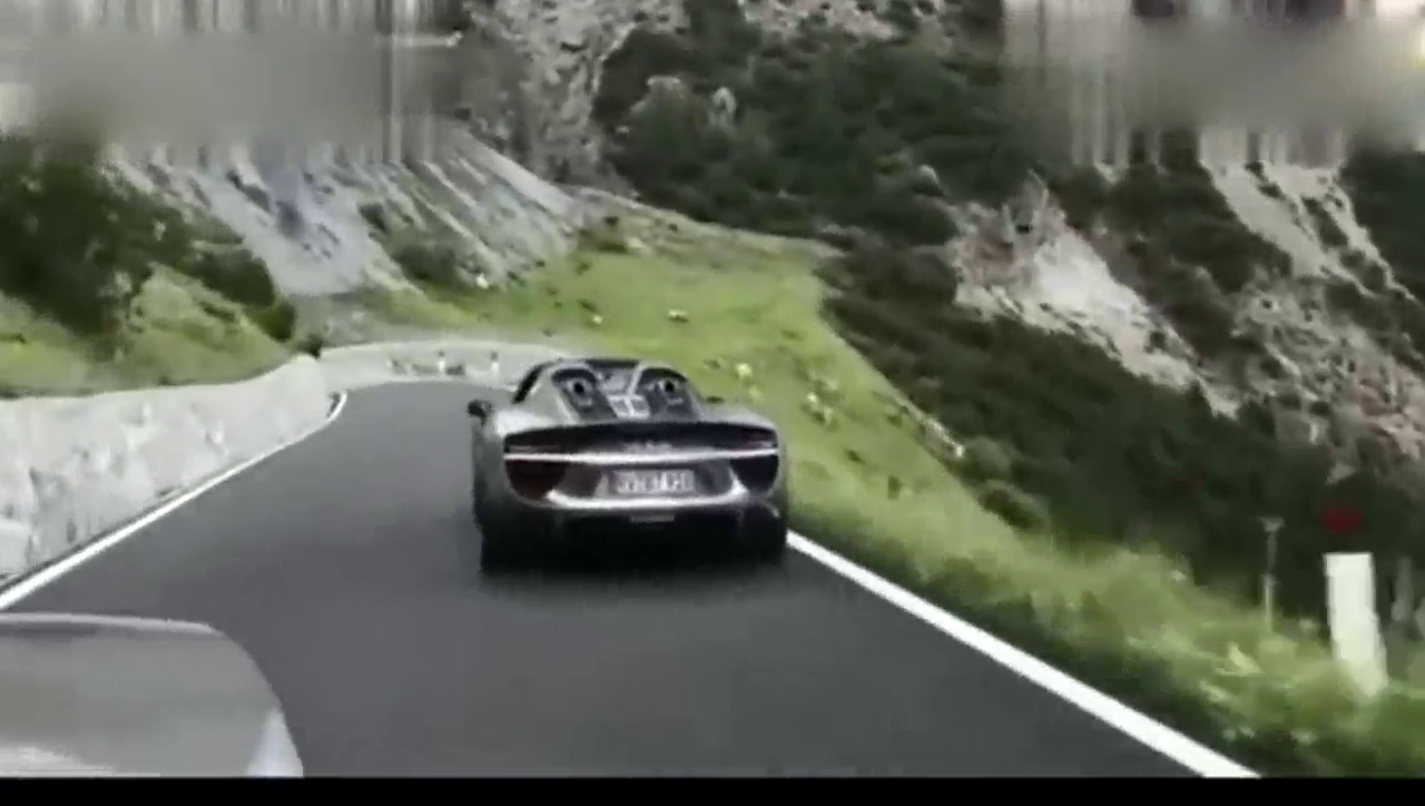 豪华跑车，回农村山路十八弯，全靠技术，车技还不错喔