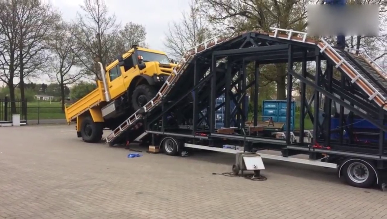 奔驰乌尼莫克越野卡车蠕行爬上陡坡