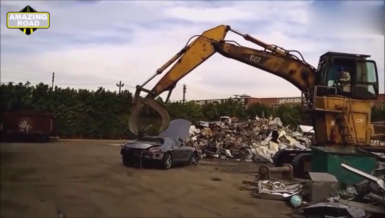 奔驰SLS跑车卖300多万，拆起来太费劲了！