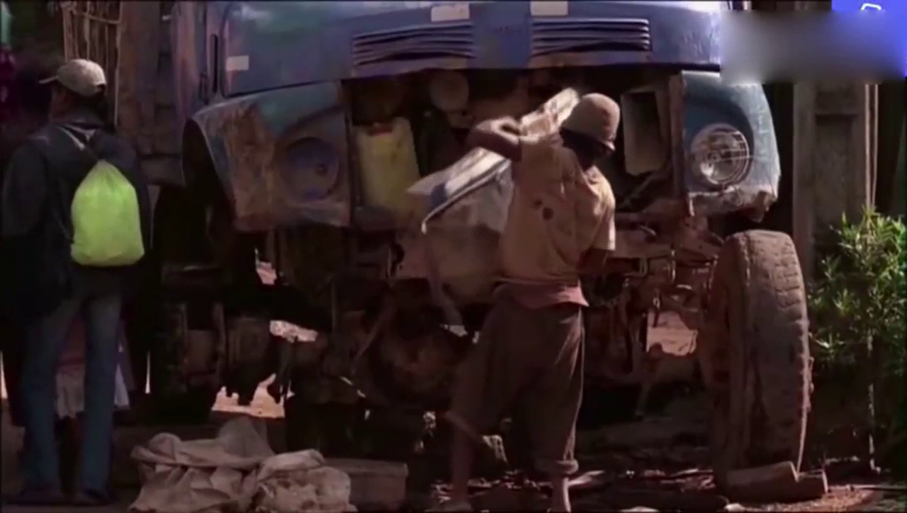 奔驰卡车满载越野，谁也不知道它多少岁