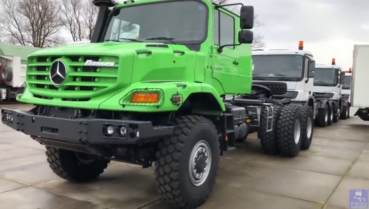 奔驰Zetros系列特种卡车，专门用于越野路况牵引挂车